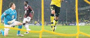 Prall gefülltes Netz. Die Borussia bejubelt gerade ziemlich viele Tore wie hier Lucas Barrios bei einem von fünf Dortmunder Treffern. Foto: Fishing4