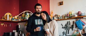 Tatiana, 28, und Sergey, 32, nutzen Couchsurfing, um älteren Geflüchteten keinen Schlafplatz wegzunehmen.