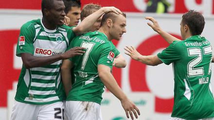 Die Fürther bejubeln ihren Mittelfeldspieler Bernd Nehrig, der per Elfmeter den Siegtreffer erzielte.