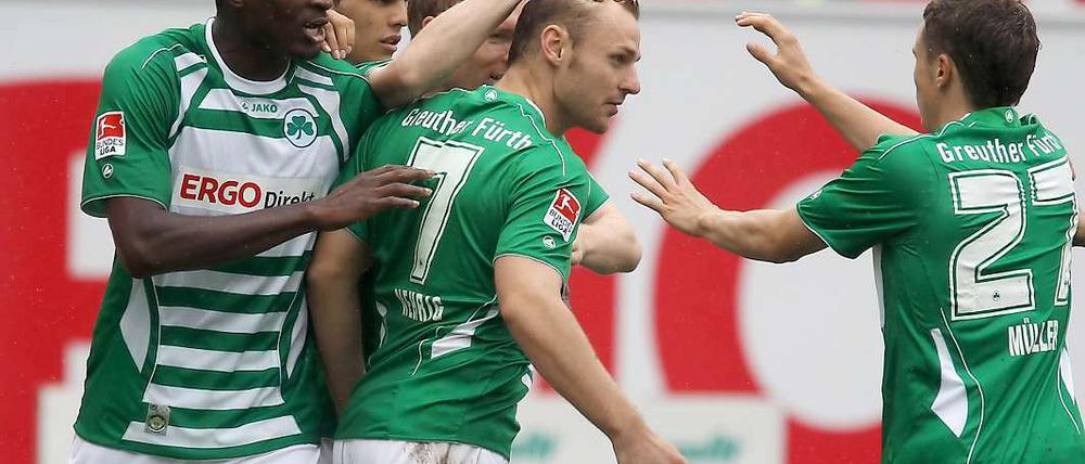 Die Fürther bejubeln ihren Mittelfeldspieler Bernd Nehrig, der per Elfmeter den Siegtreffer erzielte.