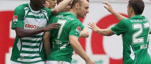 Die Fürther bejubeln ihren Mittelfeldspieler Bernd Nehrig, der per Elfmeter den Siegtreffer erzielte.