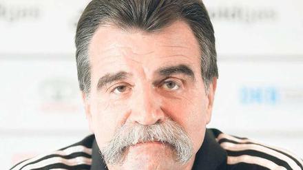 Heiner Brand, 58, ist seit 1997 Handball-Bundestrainer. Er ist sowohl als Spieler als auch in seiner Funktion als Trainer Weltmeister geworden. Foto: dpa