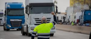 Seit Mitte März streiken spanische Lkw-Fahrer gegen die hohen Kraftstoffpreise.