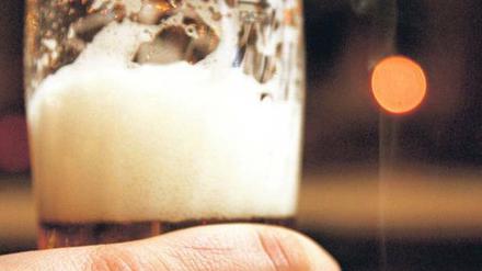 Nicht mehr im Warenkorb für Hartz-IV-Bezieher: Alkohol und Zigaretten. Trotzdem müsste bei der Regelsatzberechnung mehr herauskommen, sagt die Linkspartei. 