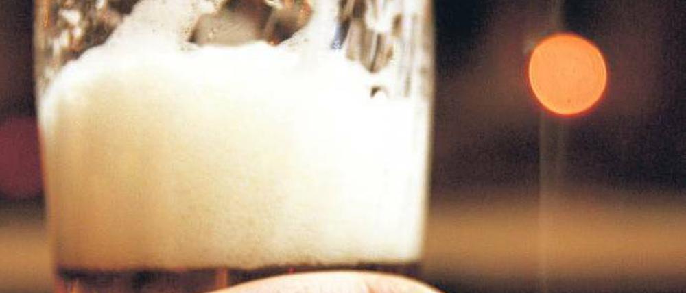 Nicht mehr im Warenkorb für Hartz-IV-Bezieher: Alkohol und Zigaretten. Trotzdem müsste bei der Regelsatzberechnung mehr herauskommen, sagt die Linkspartei. 