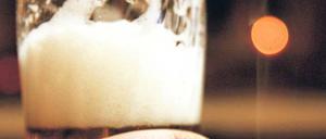 Nicht mehr im Warenkorb für Hartz-IV-Bezieher: Alkohol und Zigaretten. Trotzdem müsste bei der Regelsatzberechnung mehr herauskommen, sagt die Linkspartei. 