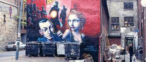 Kunst auf Backstein. Schmuddelige Ecken wie diese werden selten im Szeneviertel Grünerlökka. Der quirlige multikulturelle Kiez wandelt sich – und wird allmählich zum teuren Pflaster. Immer mehr schicke Bars, Cafés und Restaurants eröffnen. Foto: mauritius images