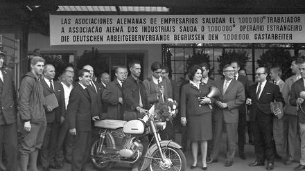 Willkommende Fachkraft: Der millionste Gastarbeiter der Bundesrepublik, der Protugiese Armado Rodrigues, bekam bei seiner Ankunft im Köln-Deutzer Bahnhof am 10. September 1964 ein Moped geschenkt.