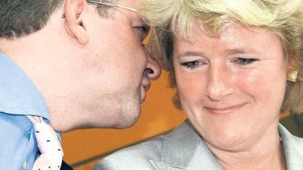 Trautes Miteinander. Sie verstehen sich, der CDU-Landesvorsitzende Frank Henkel und die Berliner Bundestagsabgeordnete Monika Grütters. Beide gelten als mögliche Spitzenkandidaten für die Abgeordetenhauswahl 2011.