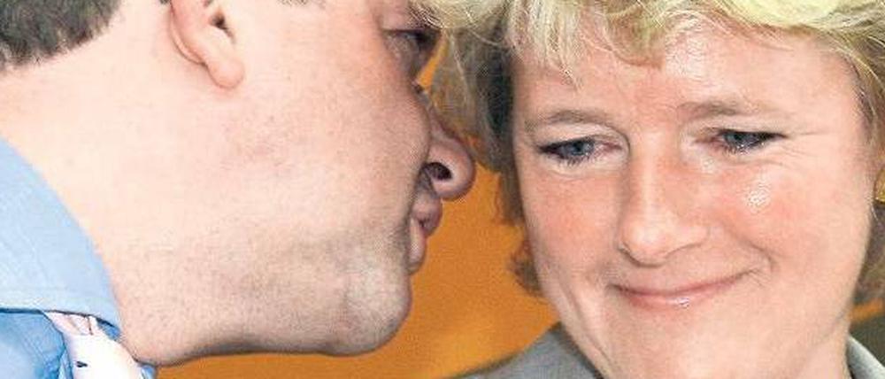 Trautes Miteinander. Sie verstehen sich, der CDU-Landesvorsitzende Frank Henkel und die Berliner Bundestagsabgeordnete Monika Grütters. Beide gelten als mögliche Spitzenkandidaten für die Abgeordetenhauswahl 2011.