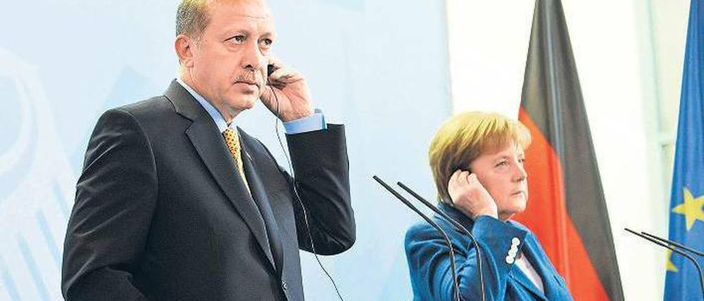 Man hört zu. Der türkische Ministerpräsident Recep Tayyip Erdogan und Bundeskanzlerin Angela Merkel am Samstag vor der Presse im Kanzleramt. 