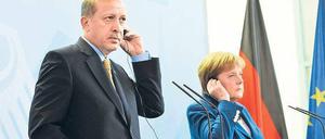 Man hört zu. Der türkische Ministerpräsident Recep Tayyip Erdogan und Bundeskanzlerin Angela Merkel am Samstag vor der Presse im Kanzleramt. 