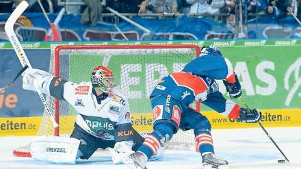 Alt-NHL gegen Neu-NHL. Der Berliner Jeff Friesen umkurvt Nationaltorwart Dennis Endras und trifft zum 3:1.