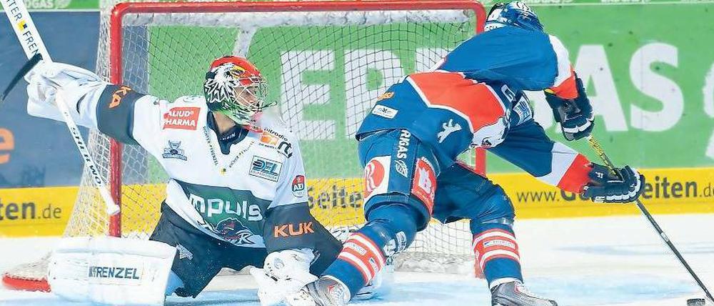 Alt-NHL gegen Neu-NHL. Der Berliner Jeff Friesen umkurvt Nationaltorwart Dennis Endras und trifft zum 3:1.