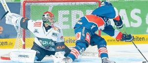 Alt-NHL gegen Neu-NHL. Der Berliner Jeff Friesen umkurvt Nationaltorwart Dennis Endras und trifft zum 3:1.