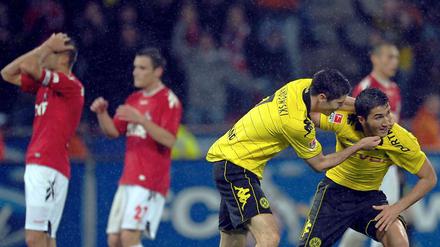 Keiner kann es fassen: Die Kölner nicht, dass sie den einen Punkt noch hergeschenkt haben und Lewandowski (M.) nicht den Torschützen Sahin.