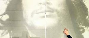 Streicheleinheiten für den Star. Eine Buchmessen-Mitarbeiterin sorgt dafür, dass Che Guevara das Treiben im Argentinien-Pavillon faltenfrei beobachten kann. Foto: dpa/Boris Roessler