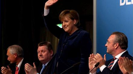Wirbt an der Basis: Die Bundeskanzlerin genießt den Zuspruch – auch vom Berliner Parteichef Frank Henkel (rechts). 