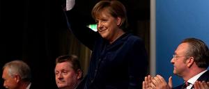 Wirbt an der Basis: Die Bundeskanzlerin genießt den Zuspruch – auch vom Berliner Parteichef Frank Henkel (rechts).