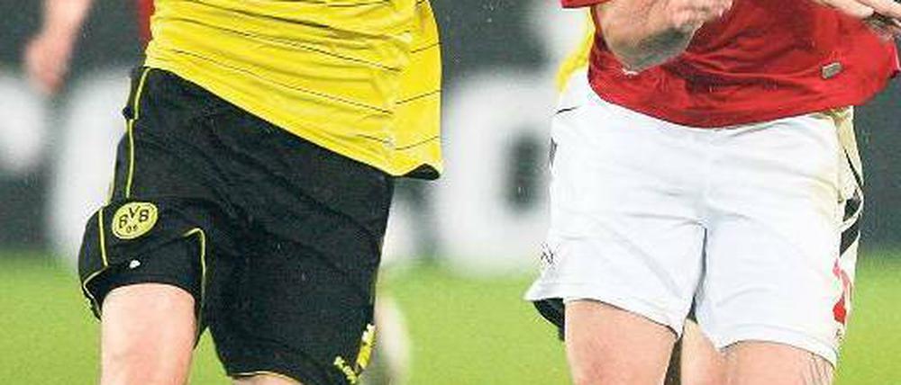 Den entscheidenden Schritt schneller. Nuri Sahin, hier links im Laufduell mit Kölns Fabrice Ehret, schoss die Dortmunder kurz vor Schluss zum Sieg. Foto: AFP