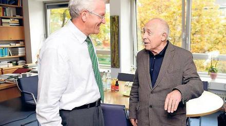 Zwei, die sich verstehen wollen. Winfried Kretschmann (l.) mit dem Stuttgart-21-Vermittler Heiner Geißler. Foto: dpa