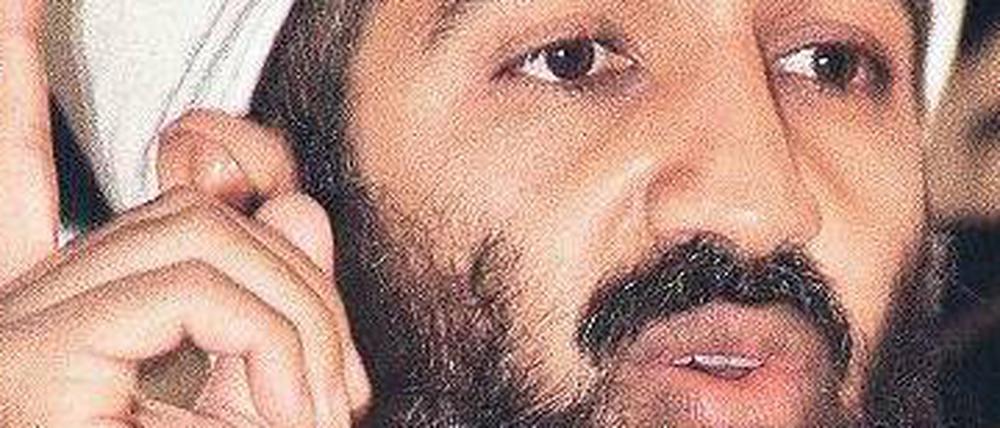 Neue Spekulationen. Al-Qaida-Chef Osama bin Laden – hier ein Archivbild – soll nach einem Medienbericht in relativem Komfort leben. 