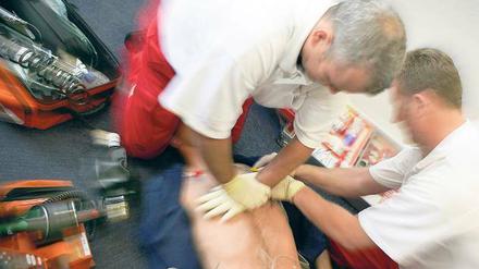 Hand aufs Herz. Wer einen Kreislaufstillstand erleidet, braucht sofort Hilfe. Eine kräftige Herzdruckmassage erhält den Blutfluss zu den Organen aufrecht – vor allem zum Gehirn. Das Beatmen ist nicht ganz so wichtig, das kann man den Profis überlassen.