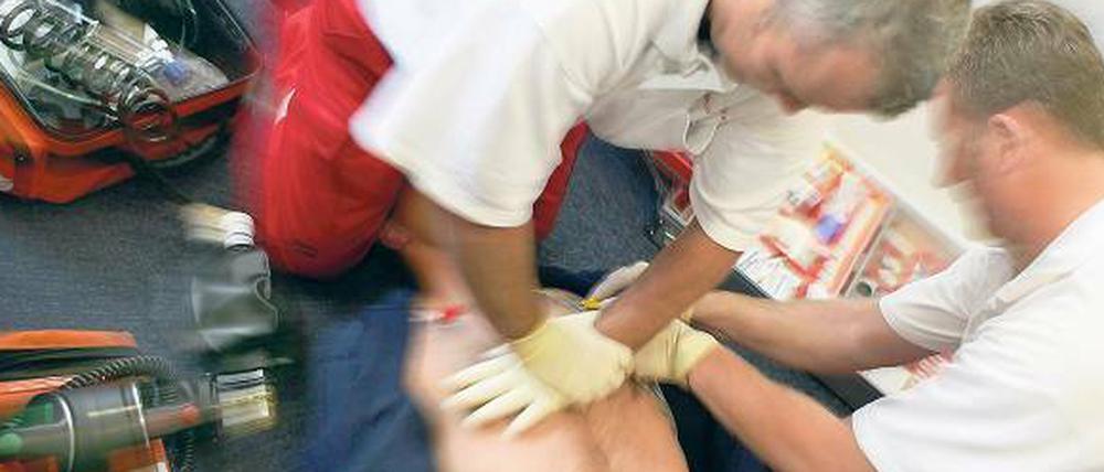 Hand aufs Herz. Wer einen Kreislaufstillstand erleidet, braucht sofort Hilfe. Eine kräftige Herzdruckmassage erhält den Blutfluss zu den Organen aufrecht – vor allem zum Gehirn. Das Beatmen ist nicht ganz so wichtig, das kann man den Profis überlassen. 