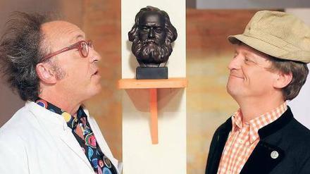 Neuzugang. Frank-Markus Barwasser (rechts) ist neuer Partner von Urban Priol in der erfolgreichen Kabarettsendung „Neues aus der Anstalt“ (ZDF, 22 Uhr 15). Er löst damit Georg Schramm ab. Barwasser, bekannt aus dem ARD-Format „Pelzig unterhält sich“, soll im ZDF ab Februar 2011 auch eine satirische Talksendung bekommen. Foto: ZDF