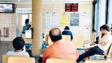 Die Wartezeiten werden länger. Viele Berliner Bürgerämter haben jetzt besonders viel zu tun. Damit der neue Personalausweis wie geplant ab dem 1. November ausgegeben werden kann, müssen Mitarbeiter geschult und Computerarbeitsplätze umgerüstet werden. Die Ausstellung eines Ausweises wird künftig erheblich teurer und zeitaufwändiger.