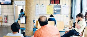 Die Wartezeiten werden länger. Viele Berliner Bürgerämter haben jetzt besonders viel zu tun. Damit der neue Personalausweis wie geplant ab dem 1. November ausgegeben werden kann, müssen Mitarbeiter geschult und Computerarbeitsplätze umgerüstet werden. Die Ausstellung eines Ausweises wird künftig erheblich teurer und zeitaufwändiger. 