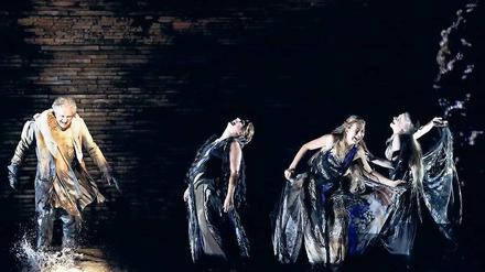 Wagalaweia. Alberich (Johannes Martin Kärnzle) ringt um die Gunst der Rheintöchter.