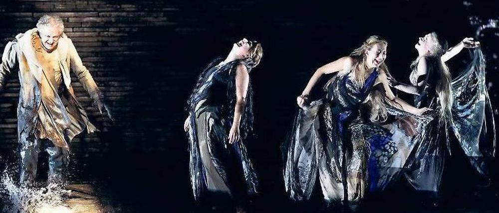 Wagalaweia. Alberich (Johannes Martin Kärnzle) ringt um die Gunst der Rheintöchter. 