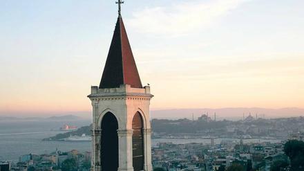 Ausgegrenzte Minderheit. In Istanbul hat das Nebeneinander der Religionen eine lange Geschichte – hier die katholische St.-Antonius-Kirche. Allerdings will heute jeder Dritte in der Türkei keinen Christen als Nachbarn. Foto: mauritius