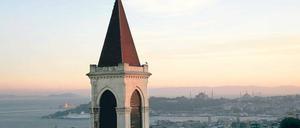 Ausgegrenzte Minderheit. In Istanbul hat das Nebeneinander der Religionen eine lange Geschichte – hier die katholische St.-Antonius-Kirche. Allerdings will heute jeder Dritte in der Türkei keinen Christen als Nachbarn. Foto: mauritius