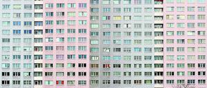 ARCHIV - 01.04.2013, Berlin: Die Fassade eines Neubaublocks. Der Bestand an Sozialwohnungen in Deutschland schrumpft weiter. (zu «Sozialwohnungen für Berlin») Foto: Jens Kalaene/dpa-Zentralbild/dpa +++ dpa-Bildfunk +++