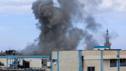 Rauch steigt von einem israelischen Luftangriff neben dem Nasser-Krankenhaus auf. Die UN schlägt wegen der Angriffe in der Nähe von Krankenhäusern weiter Alarm.