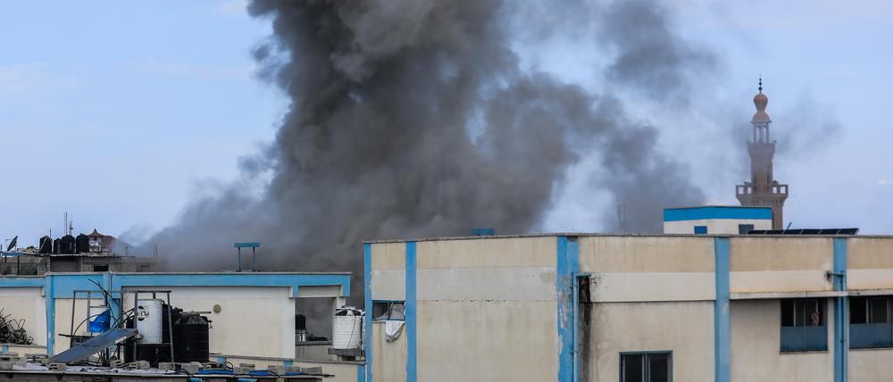 Rauch steigt von einem israelischen Luftangriff neben dem Nasser-Krankenhaus auf.  
