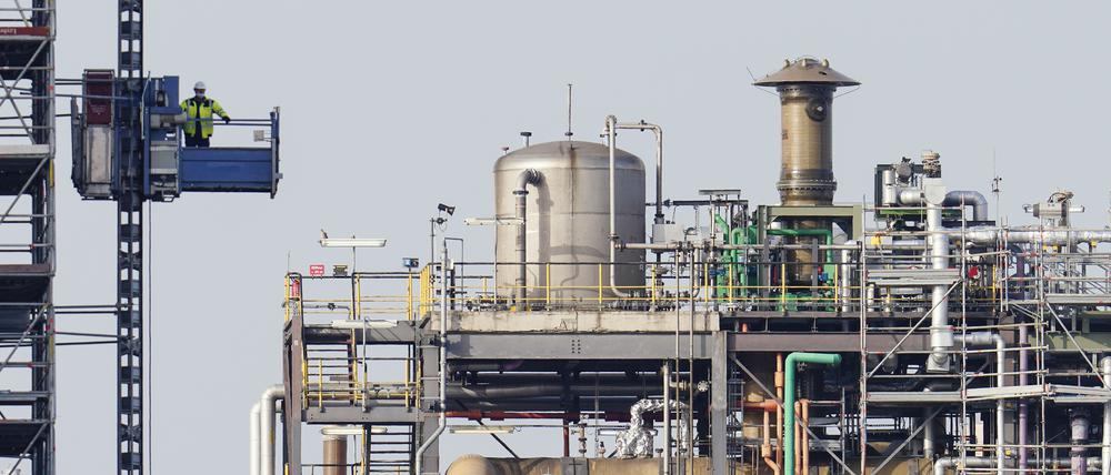 Arbeiter auf BASF-Werksgelände: Ein Gas-Embargo würde die Chemiebranche wohl am härtesten treffen.