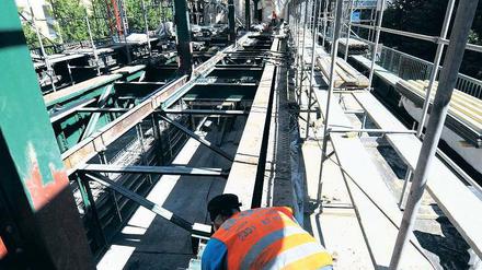 Aus dem Rahmen gefallen. Die Hochbahnstrecke zwischen den U-Bahnhöfen Eberswalder Straße und Vinetastraße entlang der Schönhauser Allee ist derzeit eine gigantische Baustelle. Die Arbeiten sollten eigentlich im November abgeschlossen sein. Foto: Theo Heimann/ddp