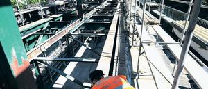Aus dem Rahmen gefallen. Die Hochbahnstrecke zwischen den U-Bahnhöfen Eberswalder Straße und Vinetastraße entlang der Schönhauser Allee ist derzeit eine gigantische Baustelle. Die Arbeiten sollten eigentlich im November abgeschlossen sein. Foto: Theo Heimann/ddp