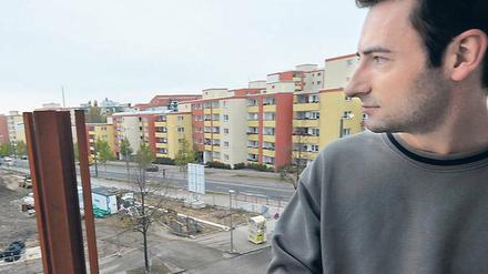 Wohnen auf der Gedenkstätte. Der 30-jährige IT-Spezialist Fabian wohnt im Haus Strelitzer Straße 28.