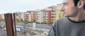 Wohnen auf der Gedenkstätte. Der 30-jährige IT-Spezialist Fabian wohnt im Haus Strelitzer Straße 28.