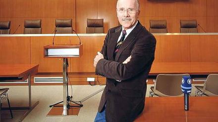 Jeans sind im Gericht zwar erlaubt, aber vor der Kamera ist Karl-Dieter Möller, 64, fast immer nur im Sakko zu sehen. Seit knapp 25 Jahren erklärt er den ARD-Zuschauern die Rechtsprechung. Am 25. November wird er in den Ruhestand verabschiedet. 