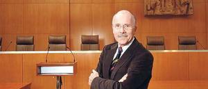 Jeans sind im Gericht zwar erlaubt, aber vor der Kamera ist Karl-Dieter Möller, 64, fast immer nur im Sakko zu sehen. Seit knapp 25 Jahren erklärt er den ARD-Zuschauern die Rechtsprechung. Am 25. November wird er in den Ruhestand verabschiedet. 