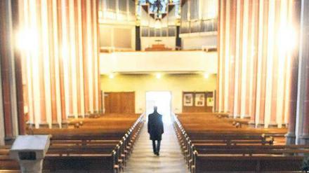 Wer der Kirche den Rücken kehrt, ist nicht unbedingt vom Glauben abgefallen: 2010 zum Beispiel sind viele Katholiken zu den Protestanten übergetreten.