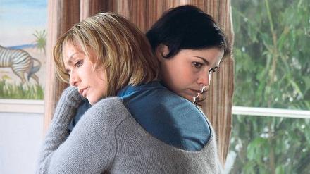 Die Vergangenheit zu lange verdrängt: Tina (Gesine Cukrowski, links) und Jenny (Katharina Wackernagel). Foto: ZDF