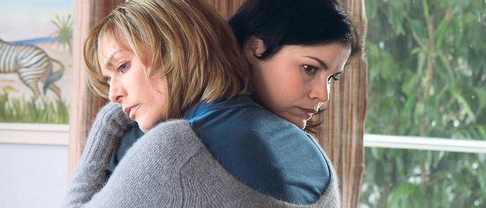 Die Vergangenheit zu lange verdrängt: Tina (Gesine Cukrowski, links) und Jenny (Katharina Wackernagel). Foto: ZDF