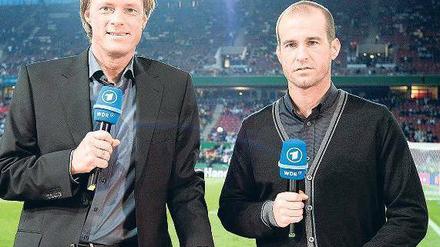 Das wird teuer. Gerhard Delling (li.) und Mehmet Scholl beim Länderspiel. 