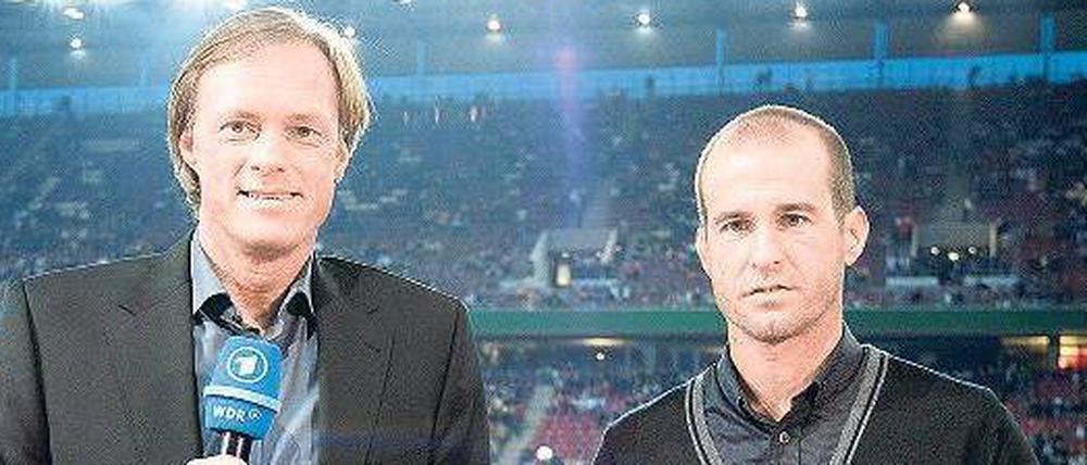 Das wird teuer. Gerhard Delling (li.) und Mehmet Scholl beim Länderspiel. 